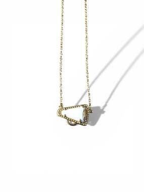 Kendra Scott Cheer Short Pendant Necklace in White Mother-of-Pearl and Gold